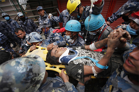 el joven de 15 años rescatado vivo Dos personas rescatadas vivas en Nepal